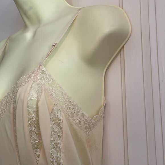 Vtg 50s/60s Charmode cream colored full slip with lace details - Picture 5 of 13